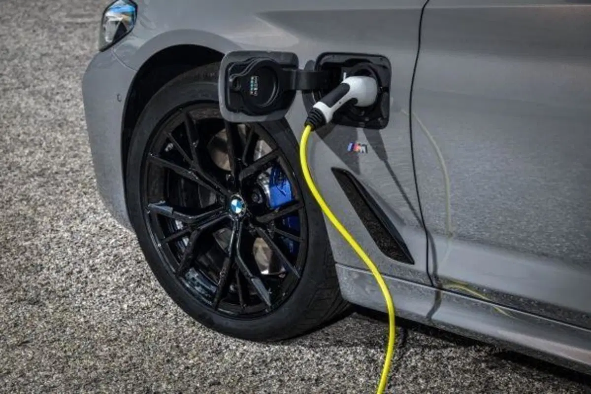 Nuove berline di classe Plugin (PHEV)? Prova della ibrida premium BMW 545e [6 cyl. 400CV, 4x4, 50Km EV] (12)