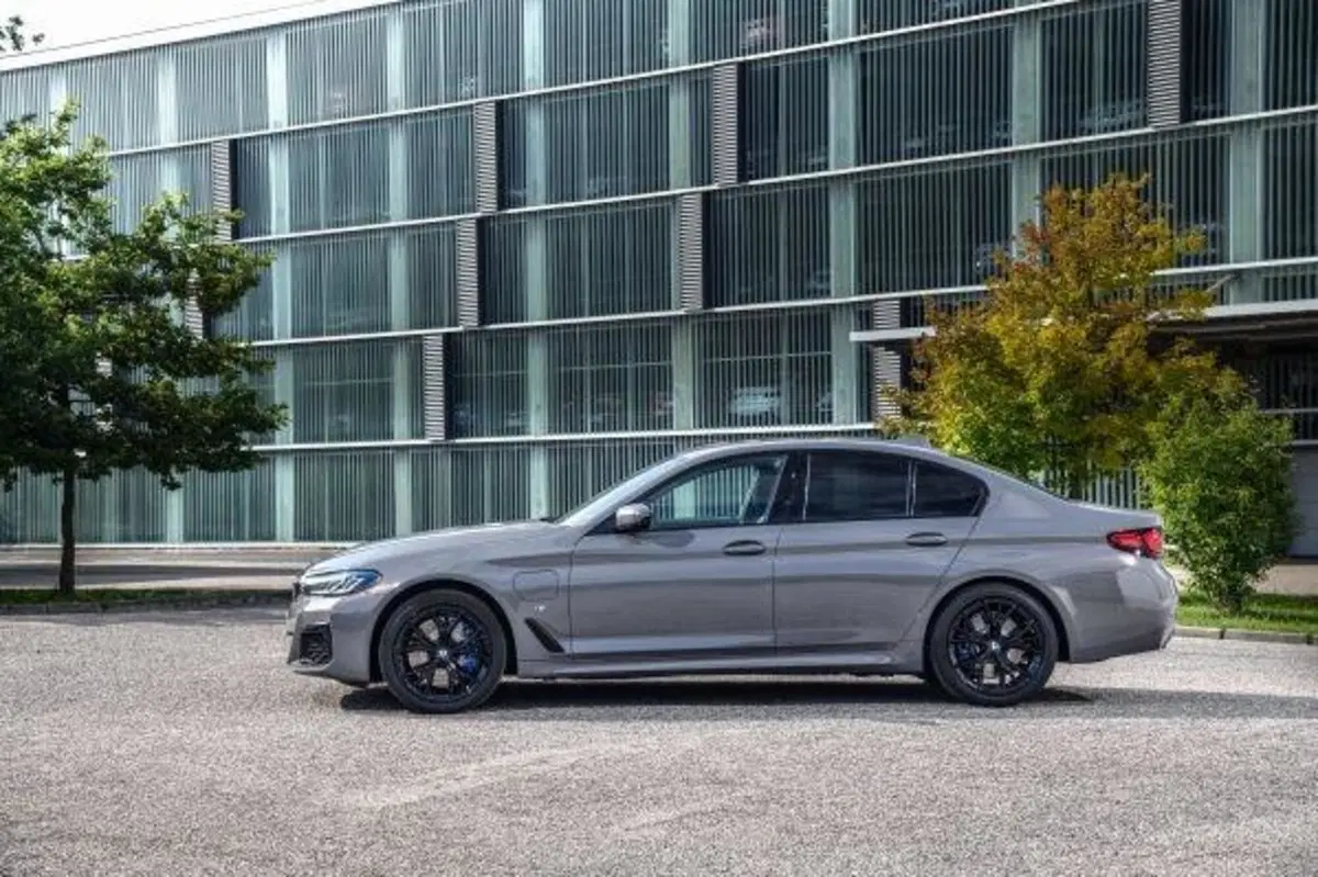Nuove berline di classe Plugin (PHEV)? Prova della ibrida premium BMW 545e [6 cyl. 400CV, 4x4, 50Km EV] (13)