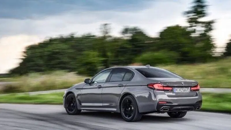 Nuove berline di classe Plugin (PHEV)? Prova della ibrida premium BMW 545e [6 cyl. 400CV, 4x4, 50Km EV]