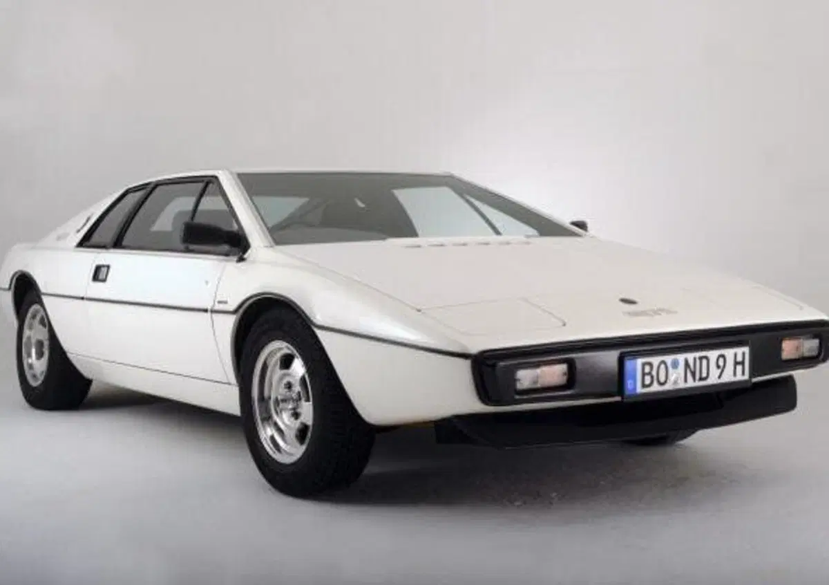Elon Musk compra a 1 milione di Dollari la Lotus di 007 (pagata 100 Dollari dai primi acquirenti)