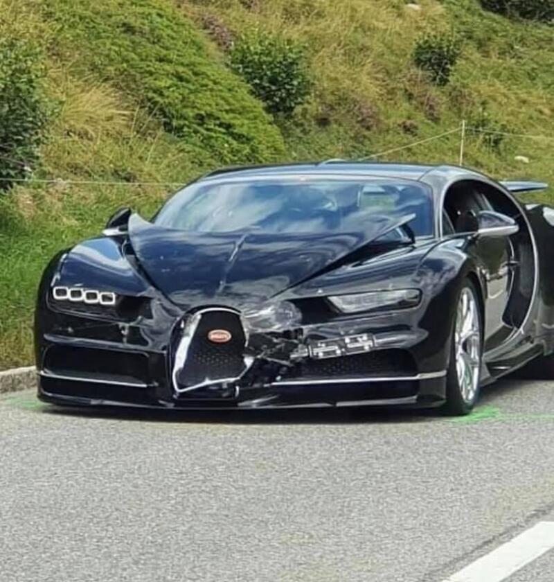 Ciocco del pianto per auto milionarie: incidente in Svizzera tra Bugatti, Porsche e Mercedes [foto gallery luxury crash]