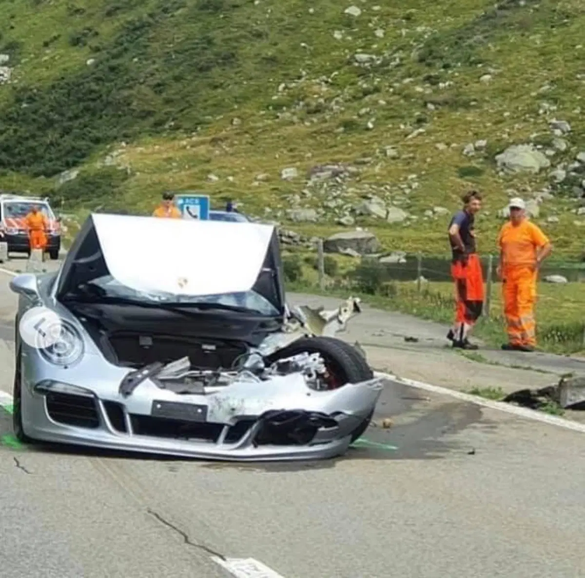 Ciocco del pianto per auto milionarie: incidente in Svizzera tra Bugatti, Porsche e Mercedes [foto gallery luxury crash] (2)