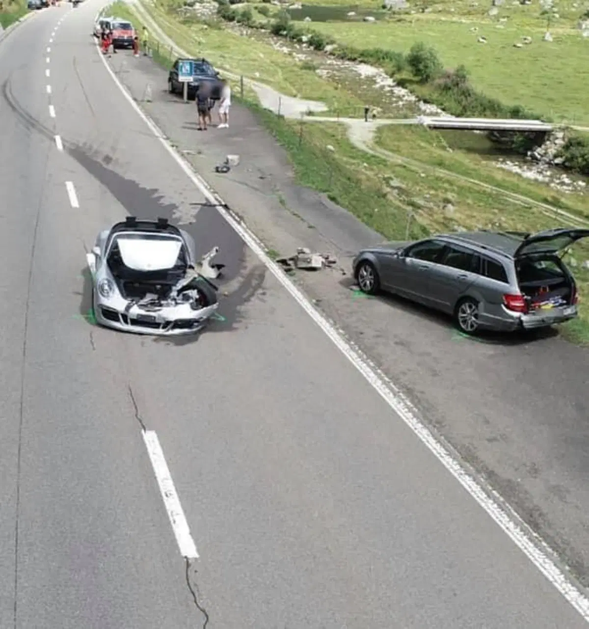 Ciocco del pianto per auto milionarie: incidente in Svizzera tra Bugatti, Porsche e Mercedes [foto gallery luxury crash] (3)