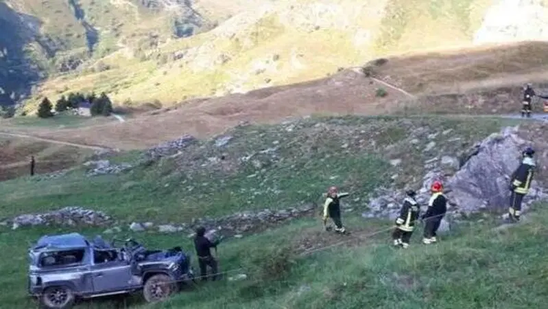 La tragedia nel cuneese: 5 giovanissimi hanno perso la vita, 4 i feriti, dopo il volo dal Defender