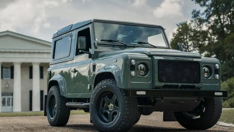 Twisted NA-V8, Classico 4x4 Land Rover rivisto e "brutalizzato" all'americana: motore Corvette 650CV [video]