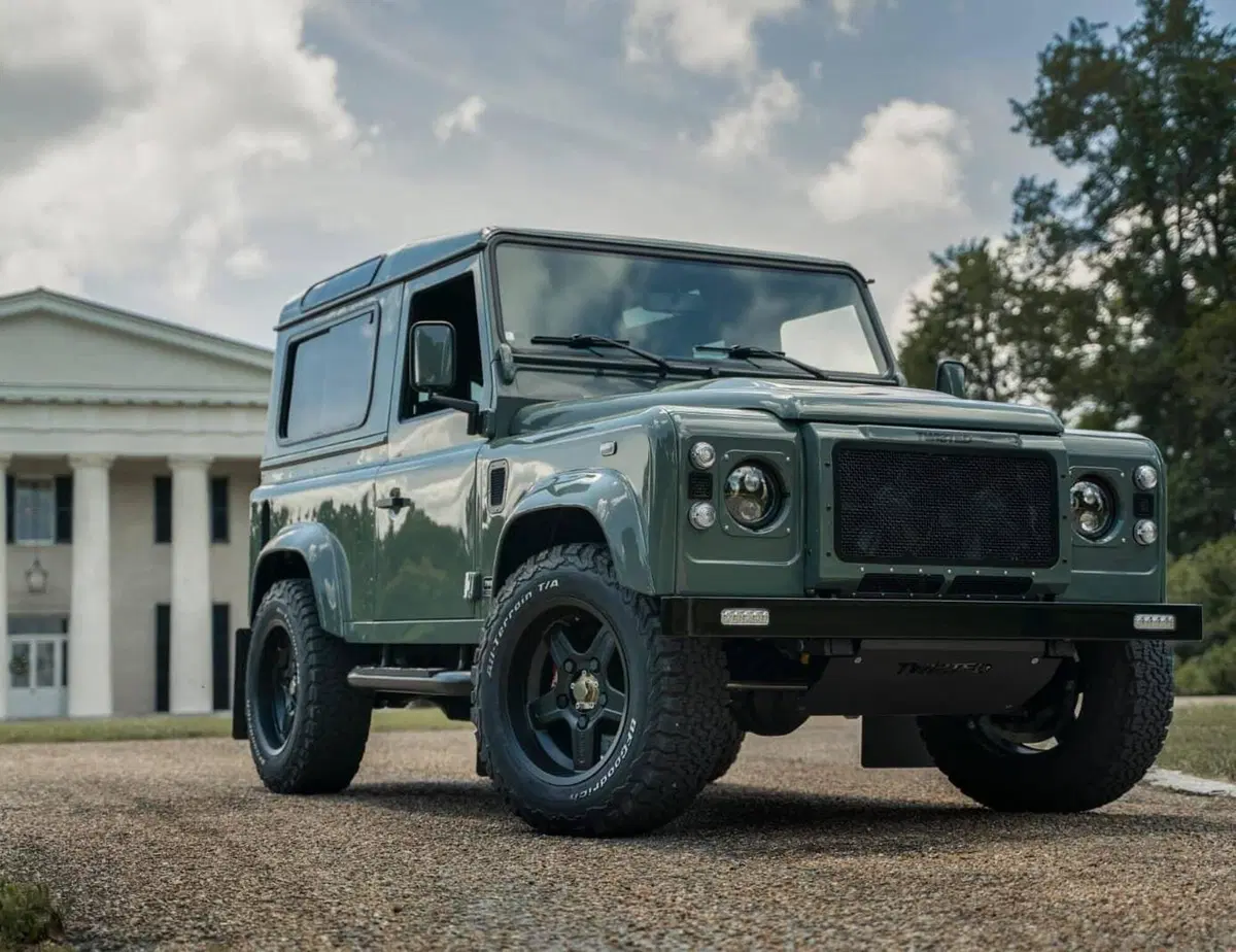 Twisted NA-V8, Classico 4x4 Land Rover rivisto e "brutalizzato" all'americana: motore Corvette 650CV [video]