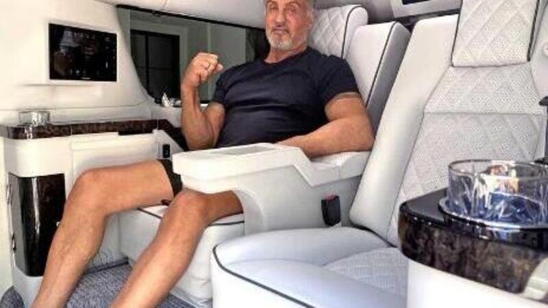 Sylvester Stallone vende la sua auto: c&rsquo;&egrave; pure una tv da 43 pollici (per rivedere Rambo e Rocky?) [VIDEO]