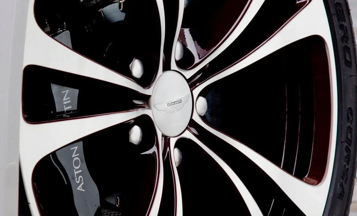 Aston Martin V12 Cabrio (2013-20) (17)