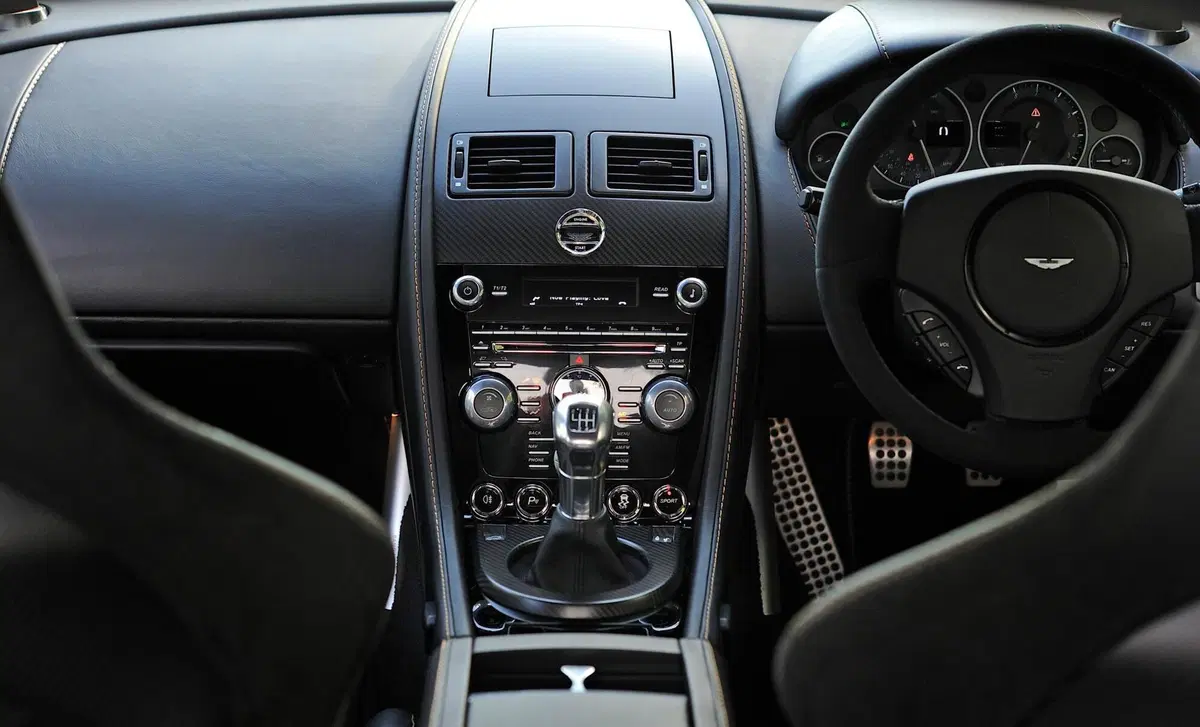Aston Martin V12 Coupé (2001-20) (13)
