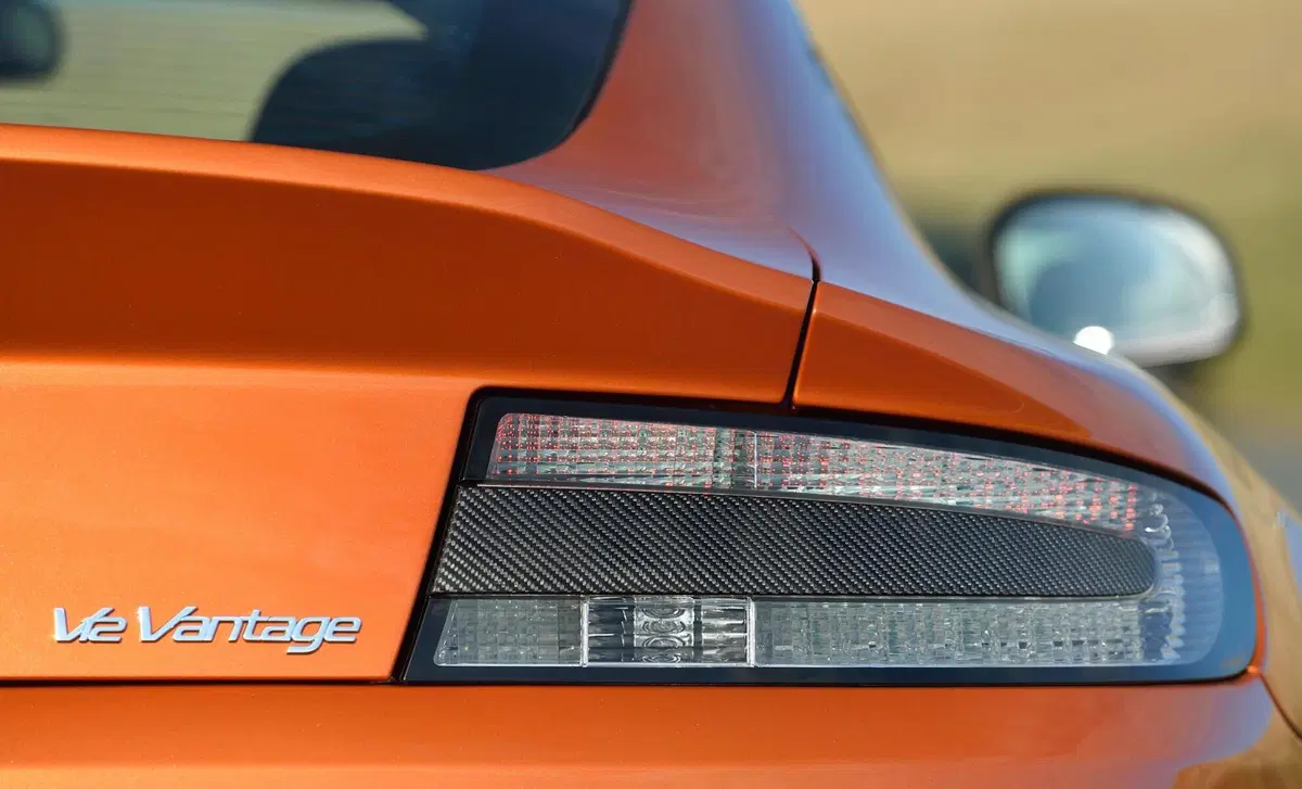 Aston Martin V12 Coupé (2001-20) (21)