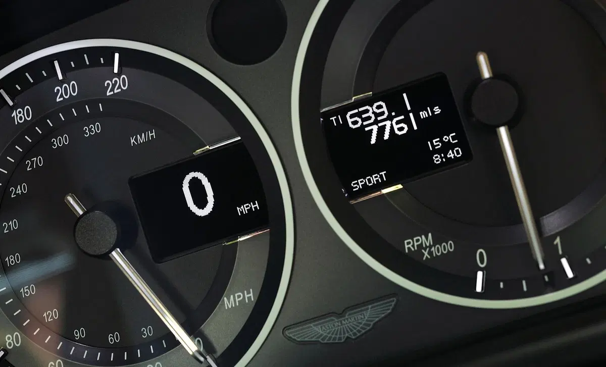 Aston Martin V12 Coupé (2001-20) (14)