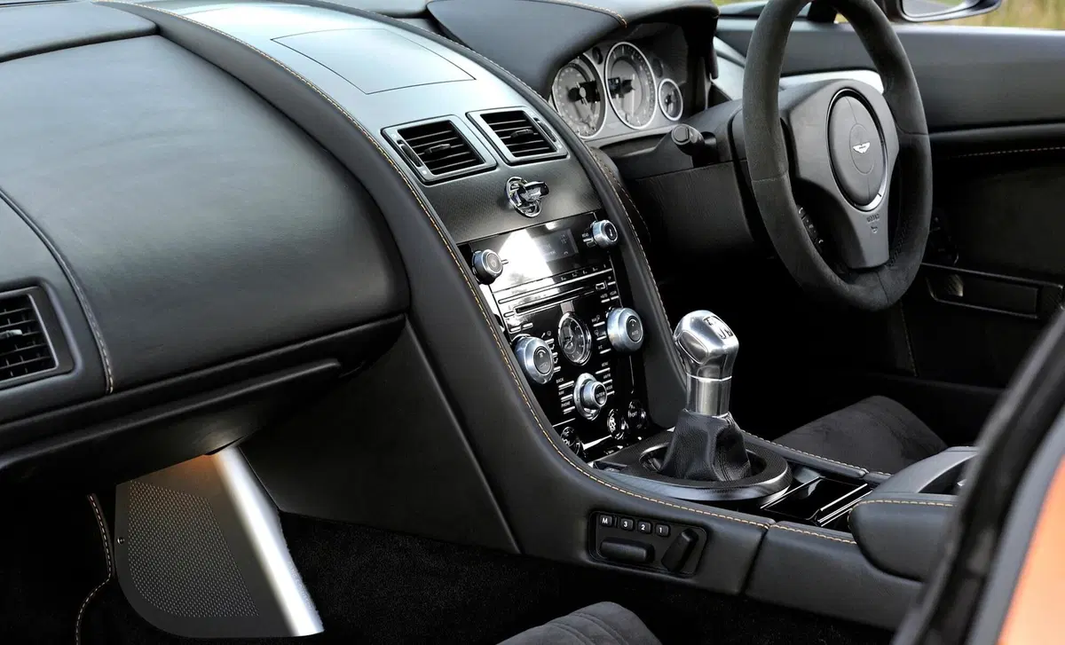 Aston Martin V12 Coupé (2001-20) (12)