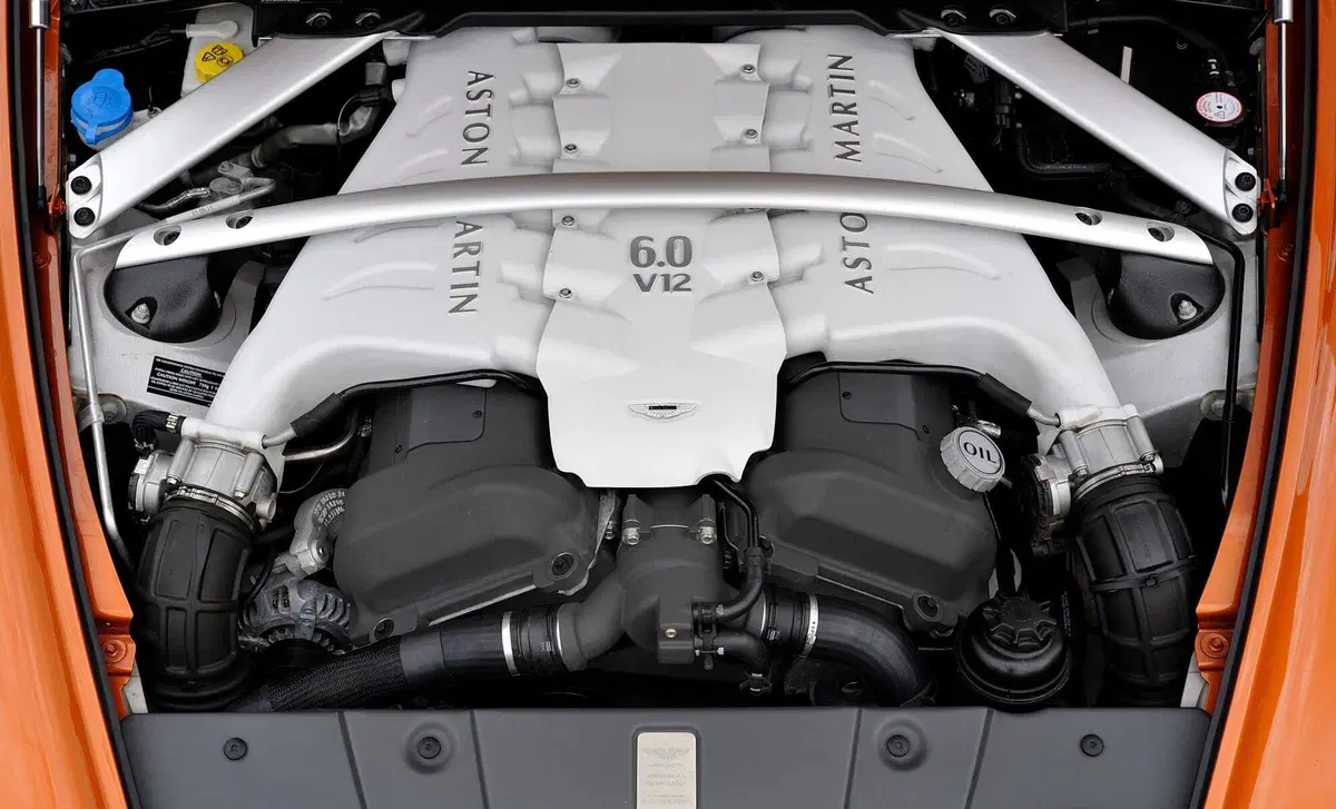 Aston Martin V12 Coupé (2001-20) (15)