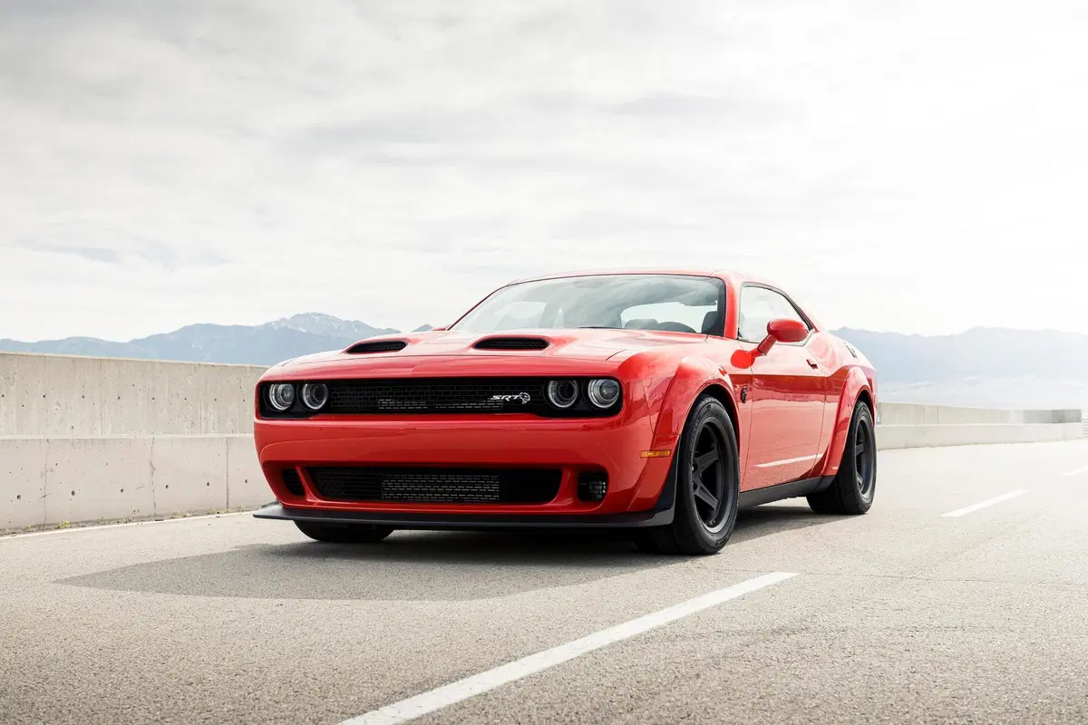 Dodge Challenger SRT Super Stock: un dragster da strada [Video]