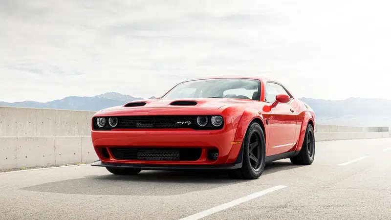 Dodge Challenger SRT Super Stock: un dragster da strada [Video]