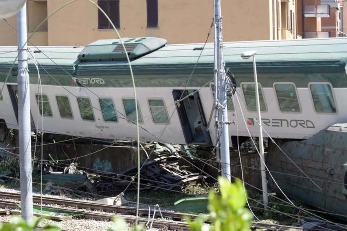 Carnate, deraglia treno senza guida. Non aveva macchinisti a bordo (7)