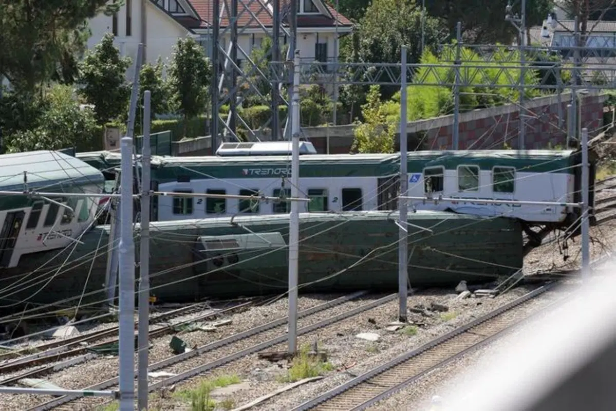 Carnate, deraglia treno senza guida. Non aveva macchinisti a bordo (10)
