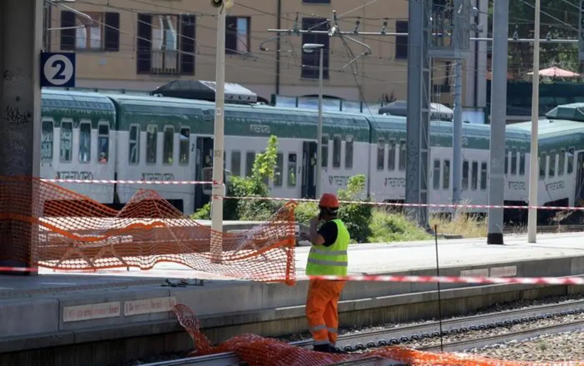 Carnate, deraglia treno senza guida. Non aveva macchinisti a bordo (19)
