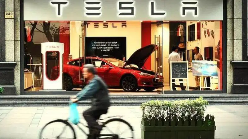 Tesla vs Pinduoduo: Musk contro l'app cinese di e-commerce