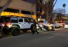 Sgasa col pick-up tamarro, ma entra la marcia e travolge Wrangler e polizia in moto [VIDEO]