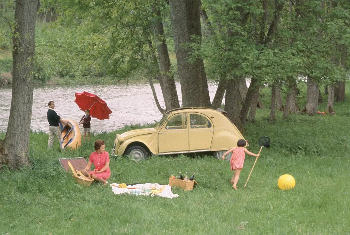 Citroen 2CV, 30 anni fa usciva di produzione la francese più amata (4)