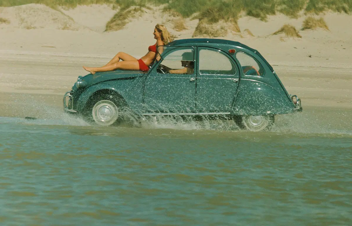 Citroen 2CV, 30 anni fa usciva di produzione la francese più amata (5)