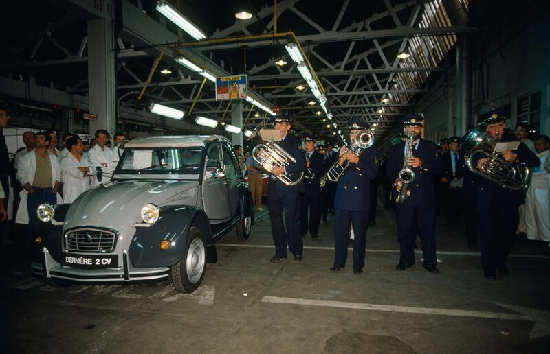 Citroen 2CV, 30 anni fa usciva di produzione la francese pi&ugrave; amata