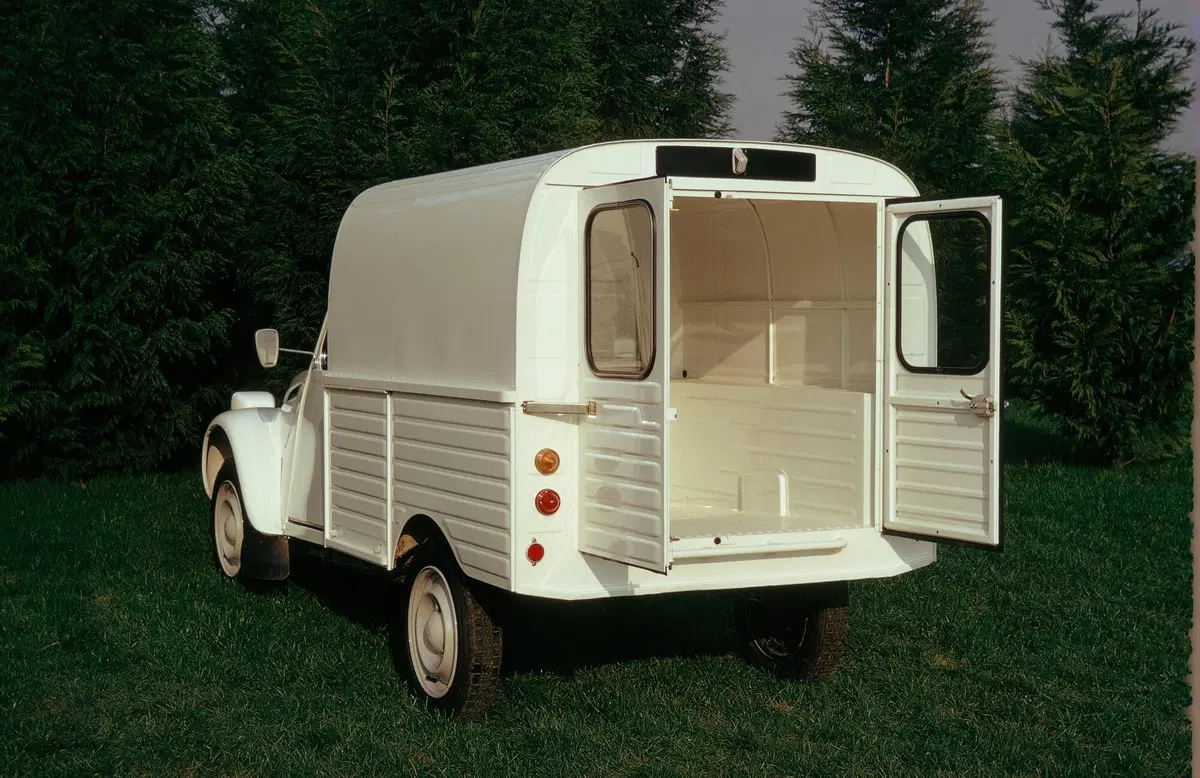 Citroen 2CV, 30 anni fa usciva di produzione la francese più amata (7)