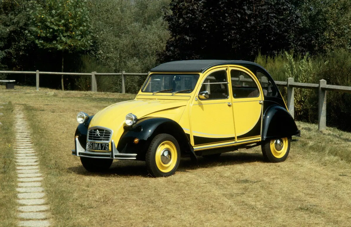 Citroen 2CV, 30 anni fa usciva di produzione la francese più amata (8)