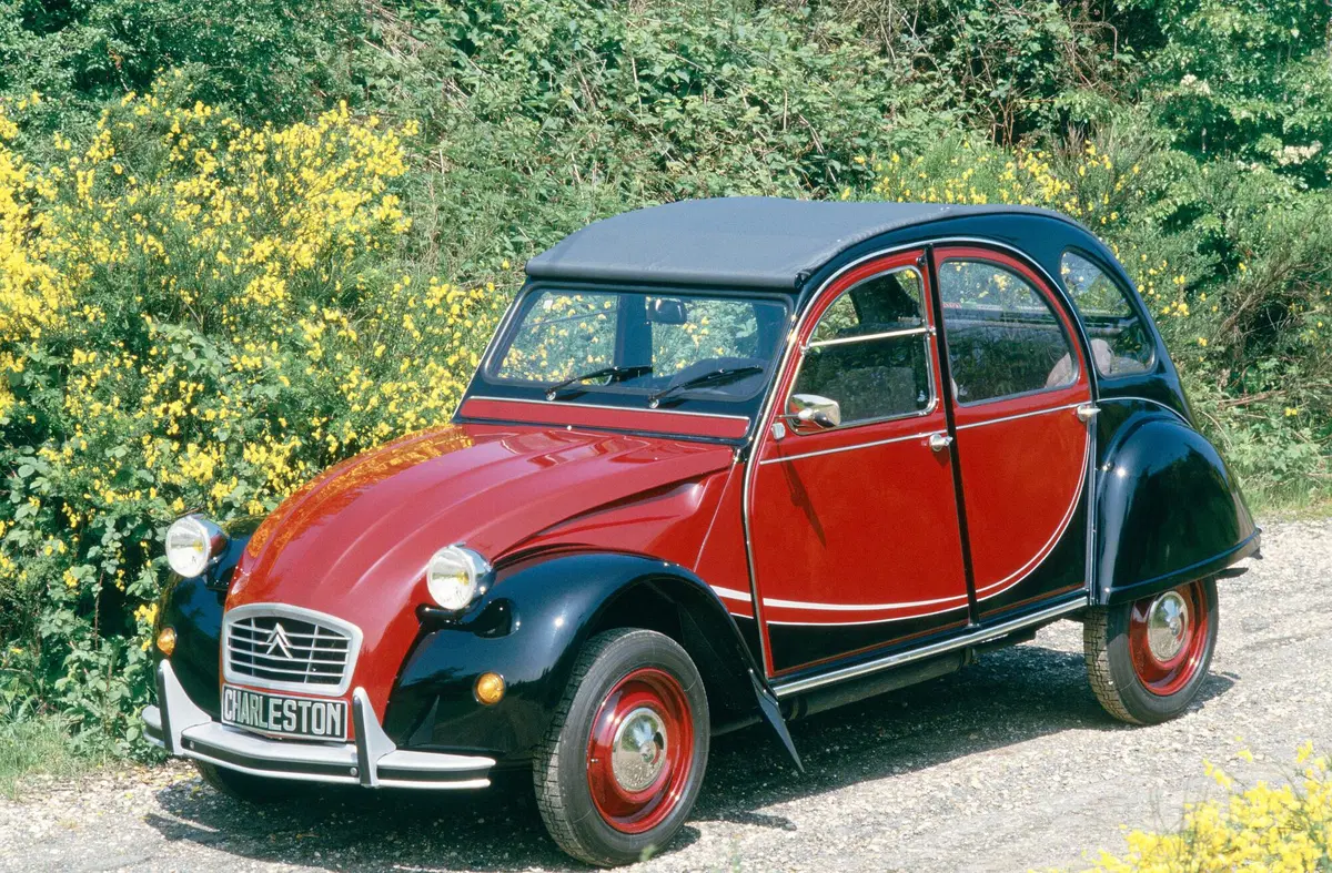Citroen 2CV, 30 anni fa usciva di produzione la francese più amata (9)