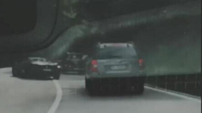 Con la McLaren sul Passo Mendola: sorpasso in curva e&hellip; paletta dei Carabinieri! [VIDEO VIRALE]
