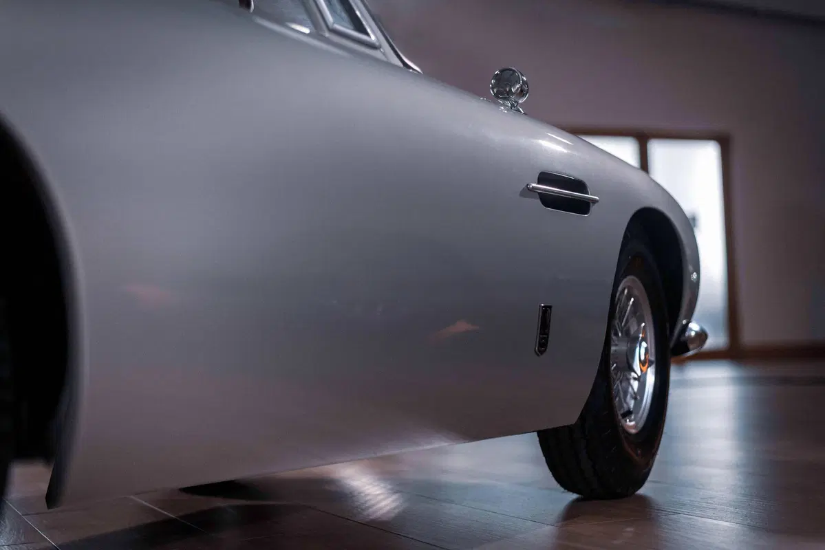 Aston Martin DB5 Junior: una DB5 in scala per i piccoli (8)