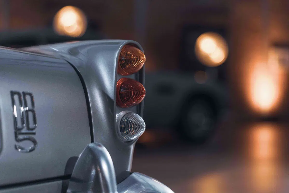 Aston Martin DB5 Junior: una DB5 in scala per i piccoli (6)