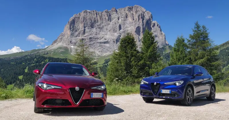 Le due Alfa Romeo all'inizio del Sellaronda. Alle loro spalle il mitico Sasso Lungo