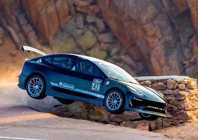 Tesla Model 3: che botto all&rsquo;esordio nella Pikes Peak! [VIDEO e FOTO]