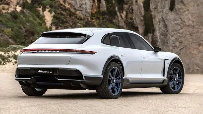 Tesla ha una nuova rivale, Porsche: arriva la nuova versione Taycan