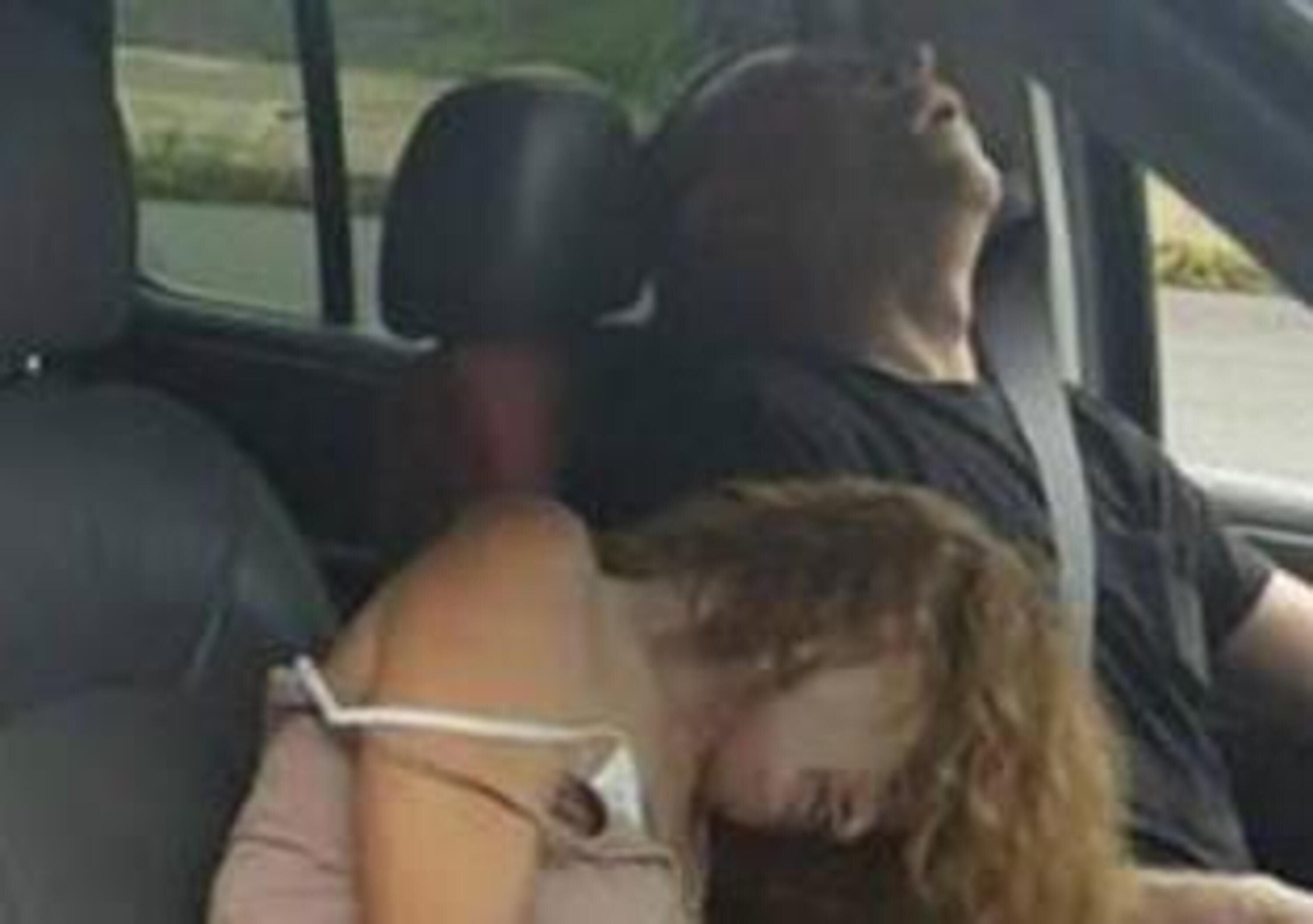 Genitori in overdose in macchina e figlio piccolo seduto sul seggiolino salvato dalla polizia [FOTO]