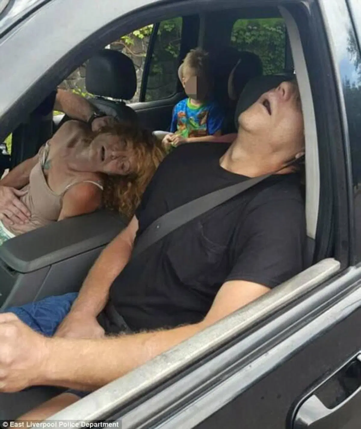 Genitori in overdose in macchina e figlio piccolo seduto sul seggiolino salvato dalla polizia [FOTO]