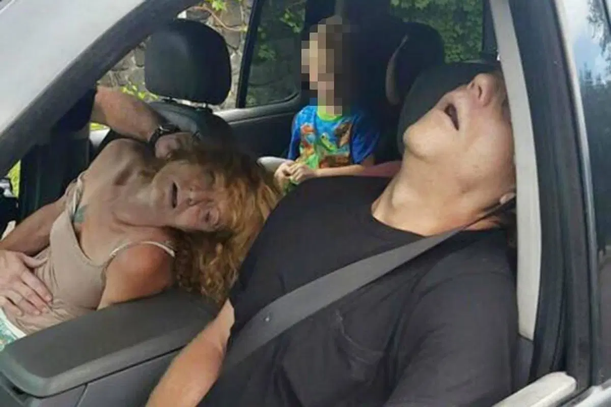 Genitori in overdose in macchina e figlio piccolo seduto sul seggiolino salvato dalla polizia [FOTO] (2)