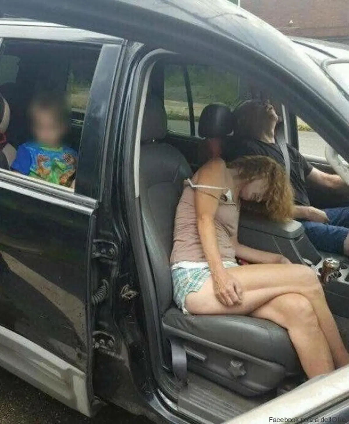 Genitori in overdose in macchina e figlio piccolo seduto sul seggiolino salvato dalla polizia [FOTO] (3)