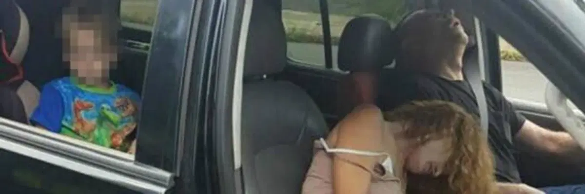Genitori in overdose in macchina e figlio piccolo seduto sul seggiolino salvato dalla polizia [FOTO] (5)