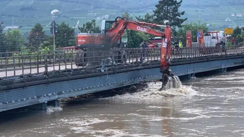 L'Adige vicino all'esondazione: Autobrennero chiusa per ore
