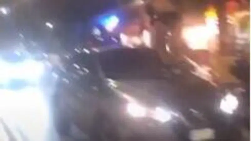 Follia a Civitanova Marche: dopo la gara di bevute salta in mutande su un'auto in transito [VIDEO]