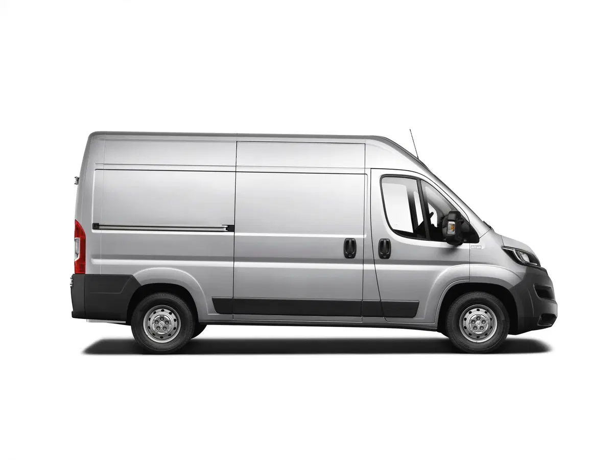 Peugeot Boxer Furgone 335 2.2 BlueHDi 140 S&S PM-TM Furgone Vetrato (2)