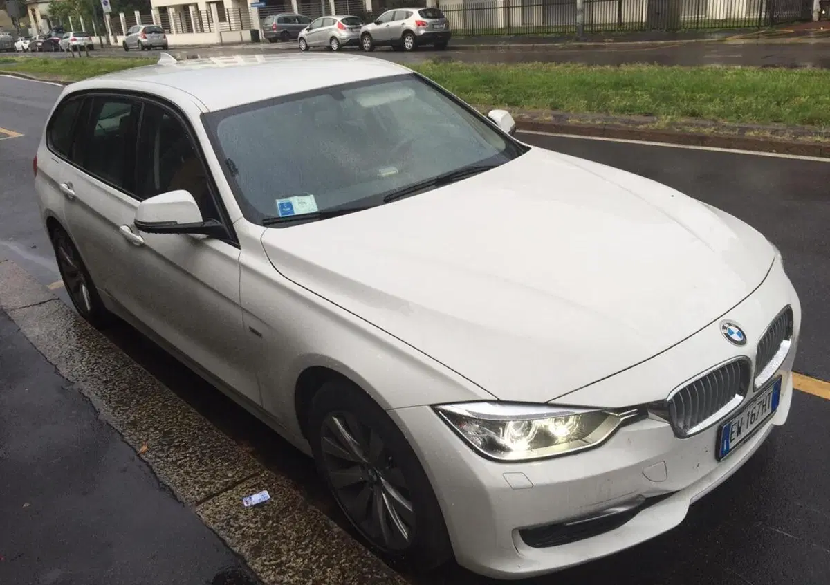 Milano: lo strano caso dell'auto accesa che non si pu&ograve; rimuovere