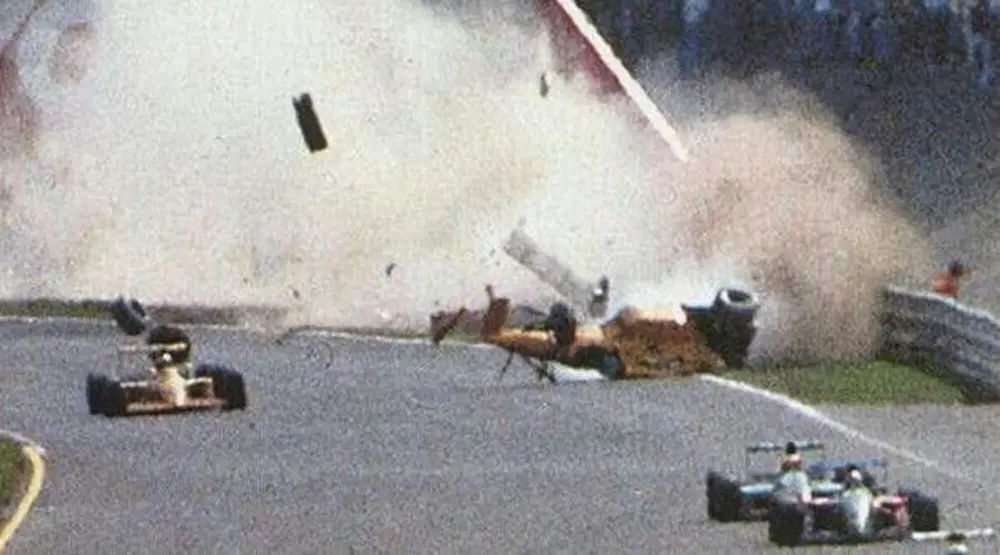 La Lotus Lamborghini cappotta in parabolica: paura