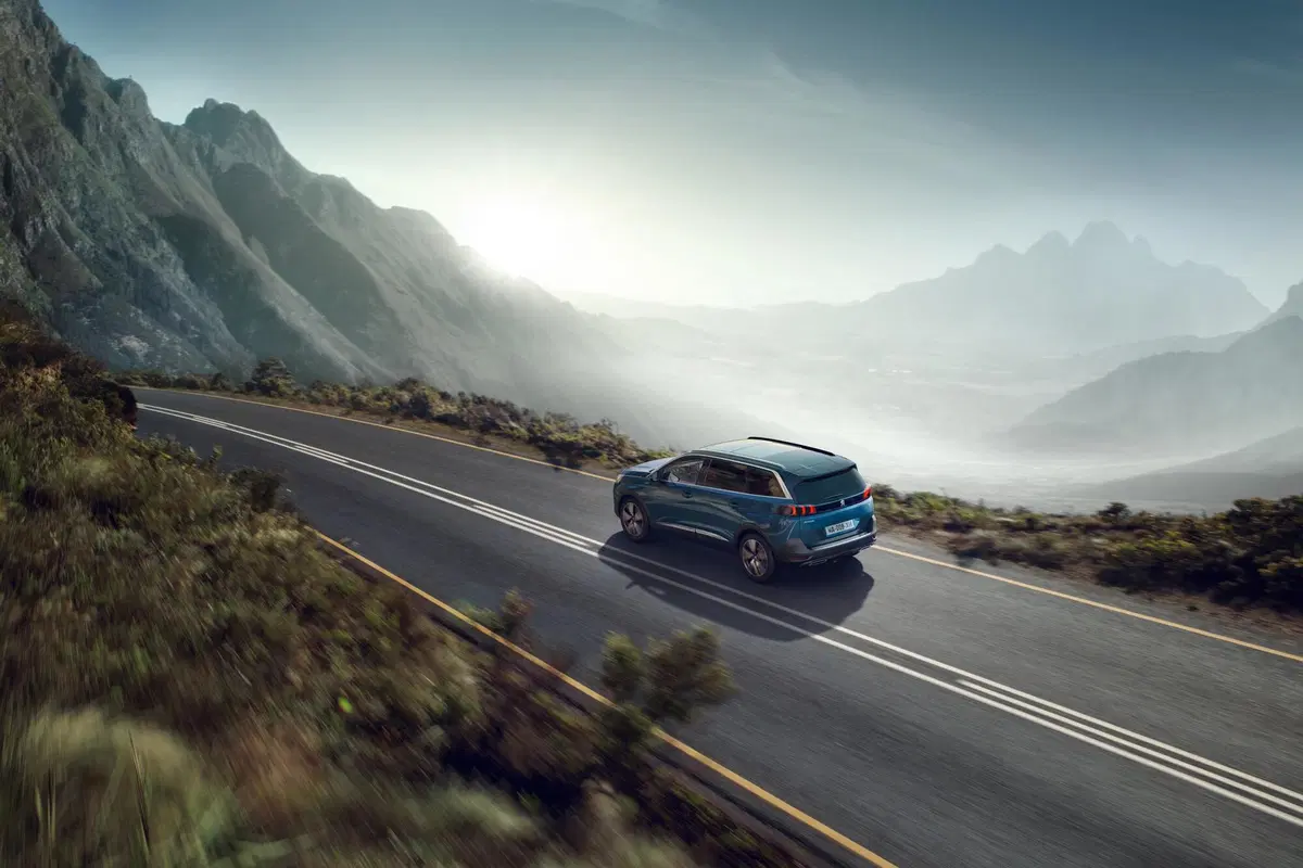 Peugeot 5008, tolti i veli al restyling (2)