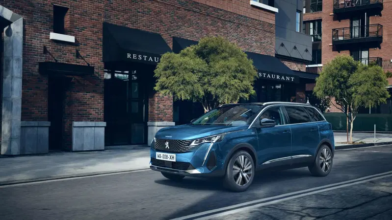 Peugeot 5008, tolti i veli al restyling