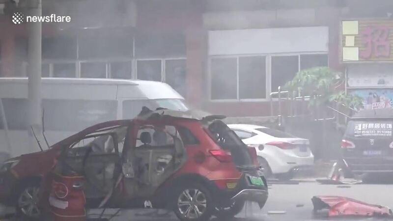 Auto elettrica esplode mentre &egrave; in ricarica: il video choc