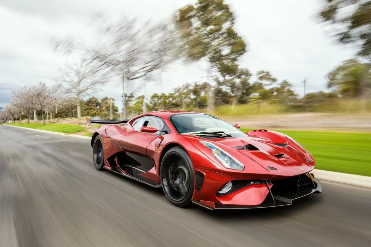 Brabham BT62R, la BT62 stradale (8)